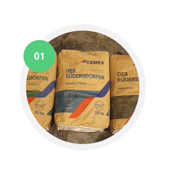 Zementsäcke der Marke „Der Rüdersdorfer“ von CEMEX liegen nebeneinander auf einem Betonboden. Die Verpackung trägt das CEMEX-Logo und den Hinweis auf nachhaltigen „Vertua“-Zement.
