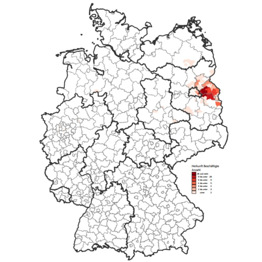 Karte Deutschlands mit farblich markierten Regionen, die die Herkunft von Beschäftigten in einem bestimmten Industriegebiet zeigen.