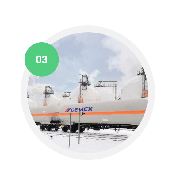 Güterwaggons mit großen weißen Tanks tragen das CEMEX-Logo. Sie stehen auf verschneiten Gleisen und symbolisieren den CO₂-Transport im Projektablauf.