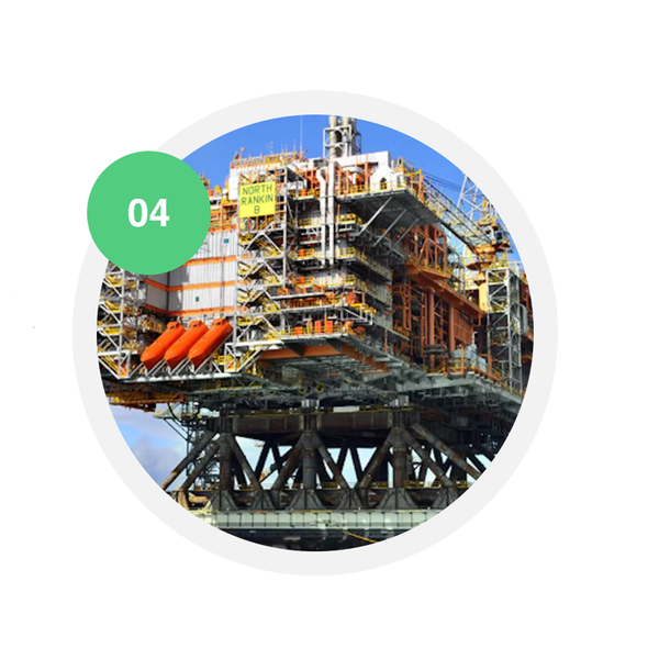 Offshore-Plattform über dem Meer mit komplexer Rohr- und Stahlstruktur, markiert als „North Rankin B“. Symbol für CO₂-Speicherung unter dem Meeresboden.