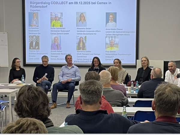 Panel discussion during the first public dialogue on the CO2LLECT project at the Cemex cement plant in Rüdersdorf with experts and local residents